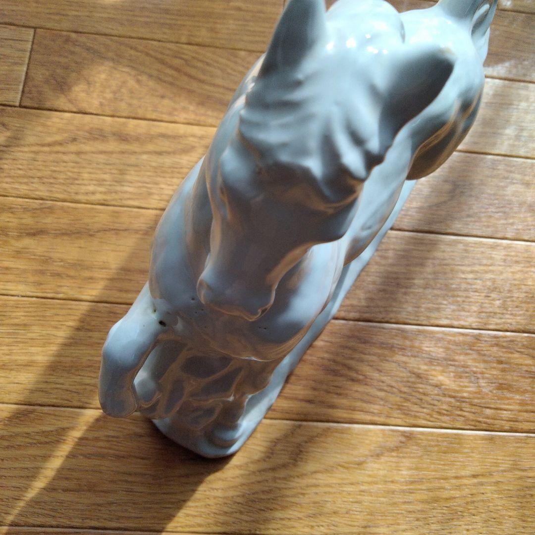 白い陶器の馬の置物