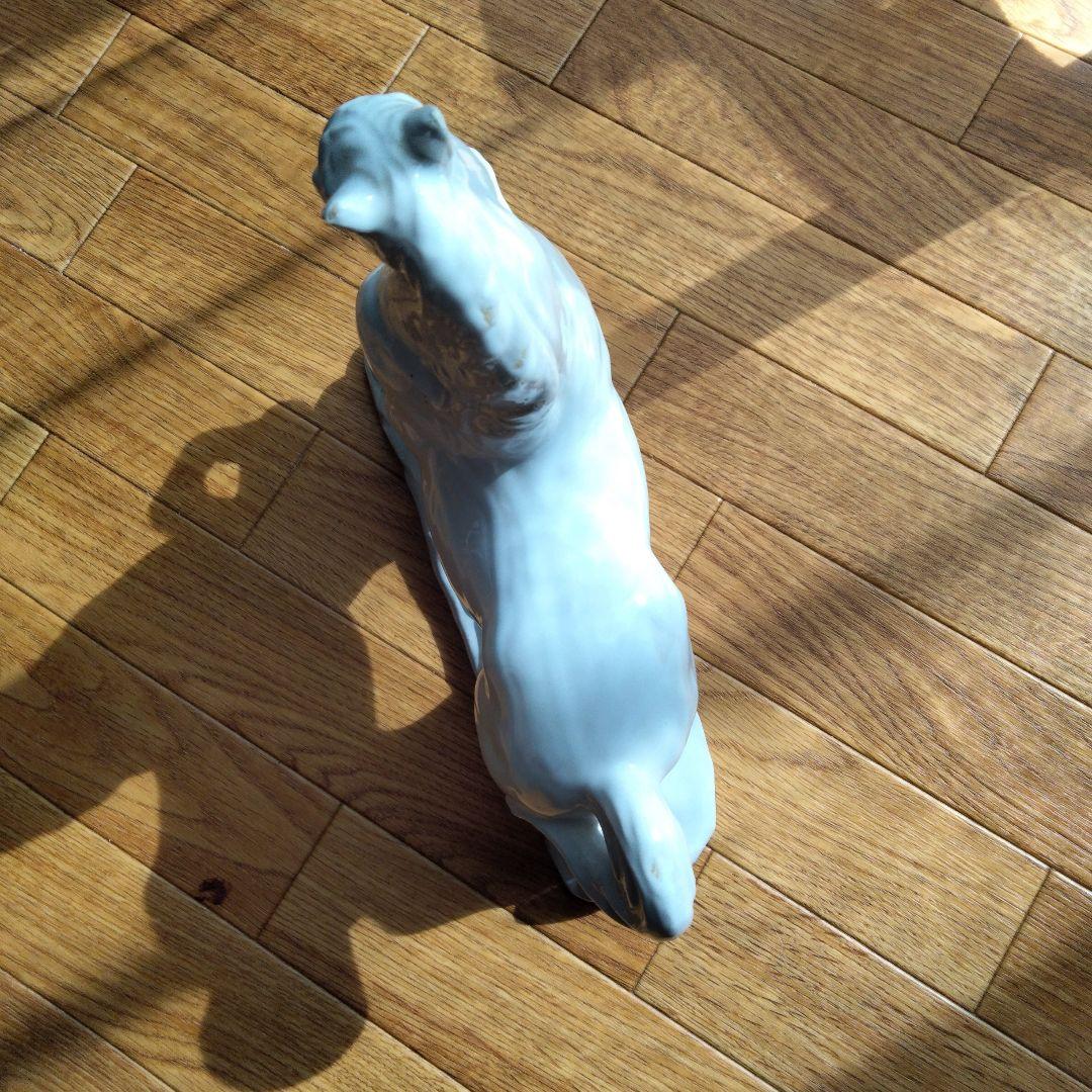 白い陶器の馬の置物