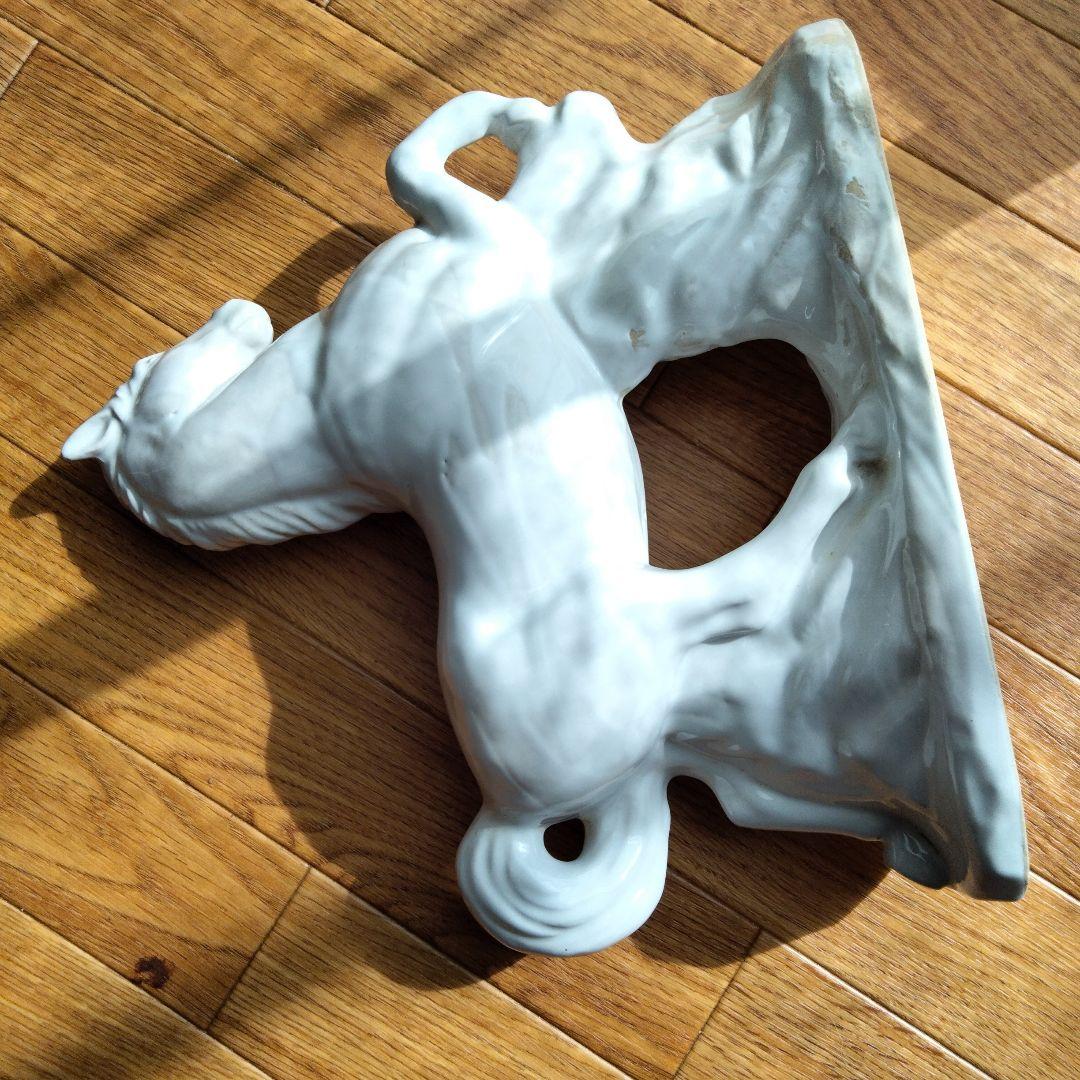 白い陶器の馬の置物