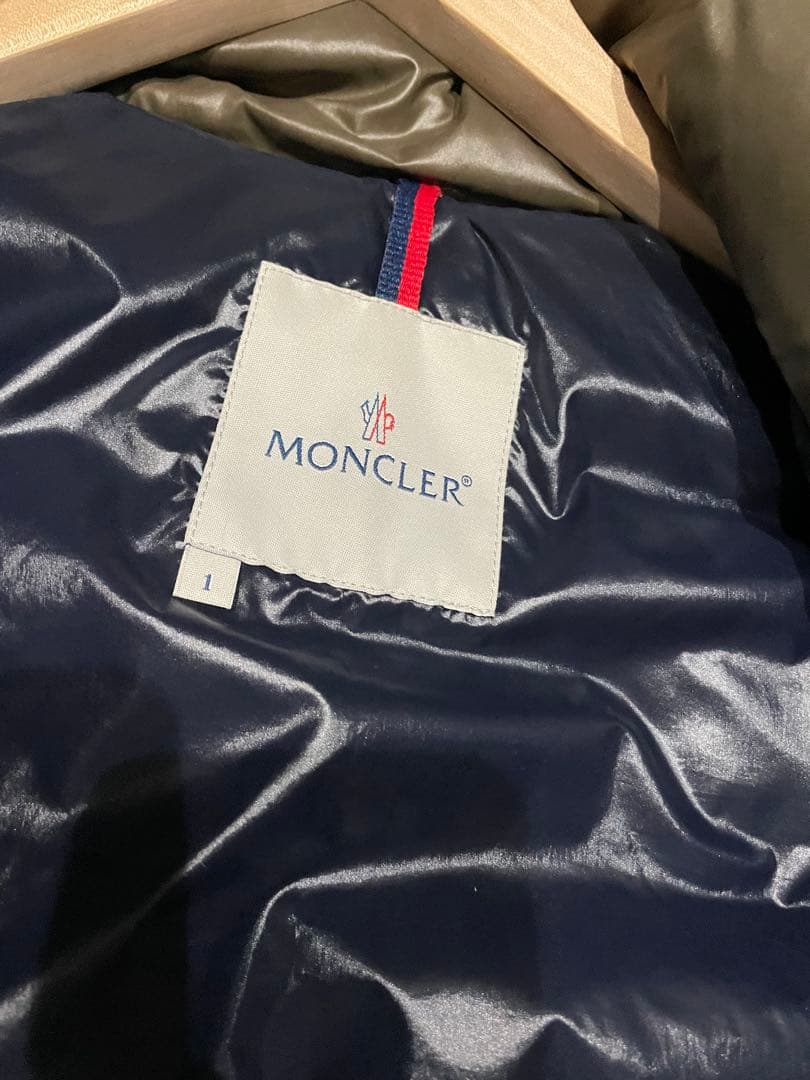 MONCLER オリーブグリーンダウンベスト