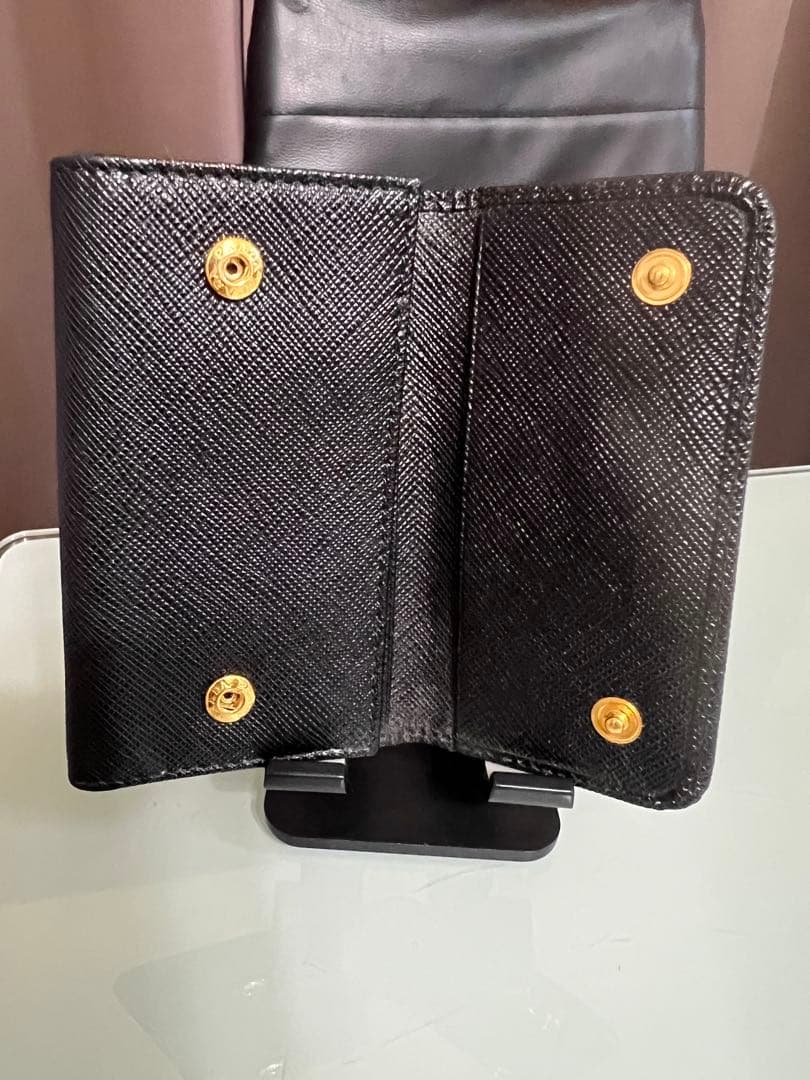 美品 PRADA プラダ 6連キーケース ブラックゴールドロゴ 型押カーフレザー