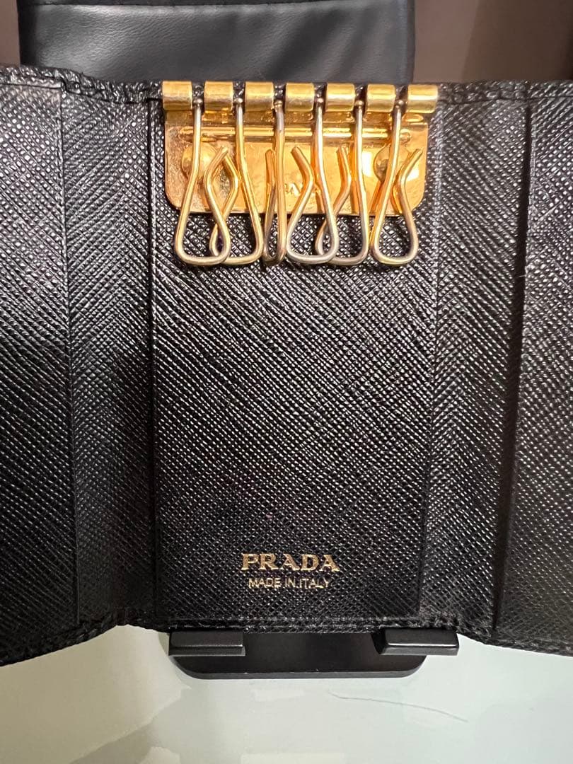 美品 PRADA プラダ 6連キーケース ブラックゴールドロゴ 型押カーフレザー