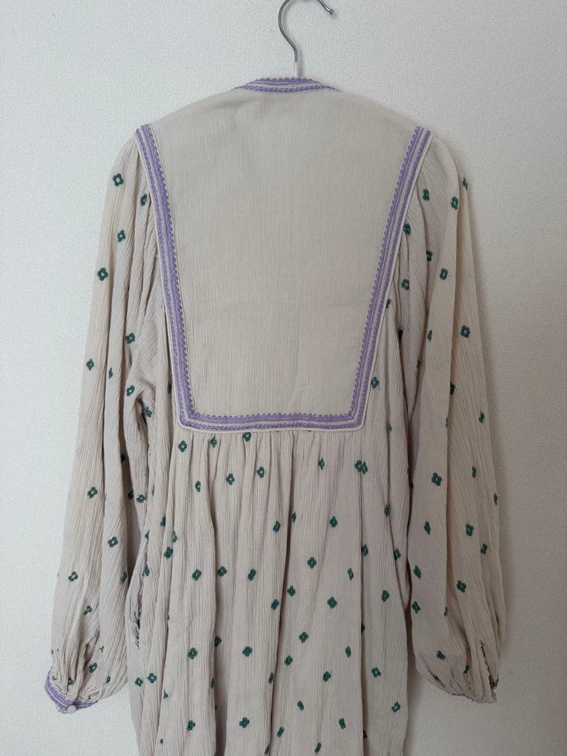 ヌキテパ　刺繍入りベージュ長袖ワンピース