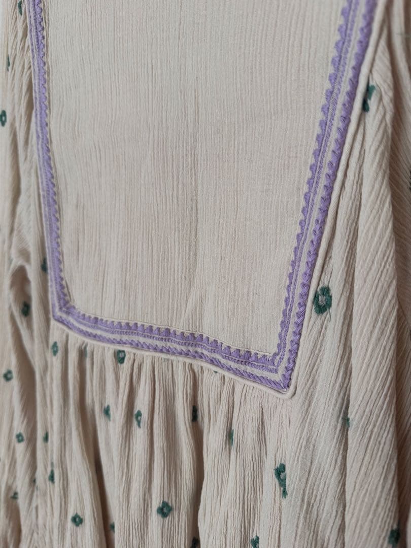 ヌキテパ　刺繍入りベージュ長袖ワンピース