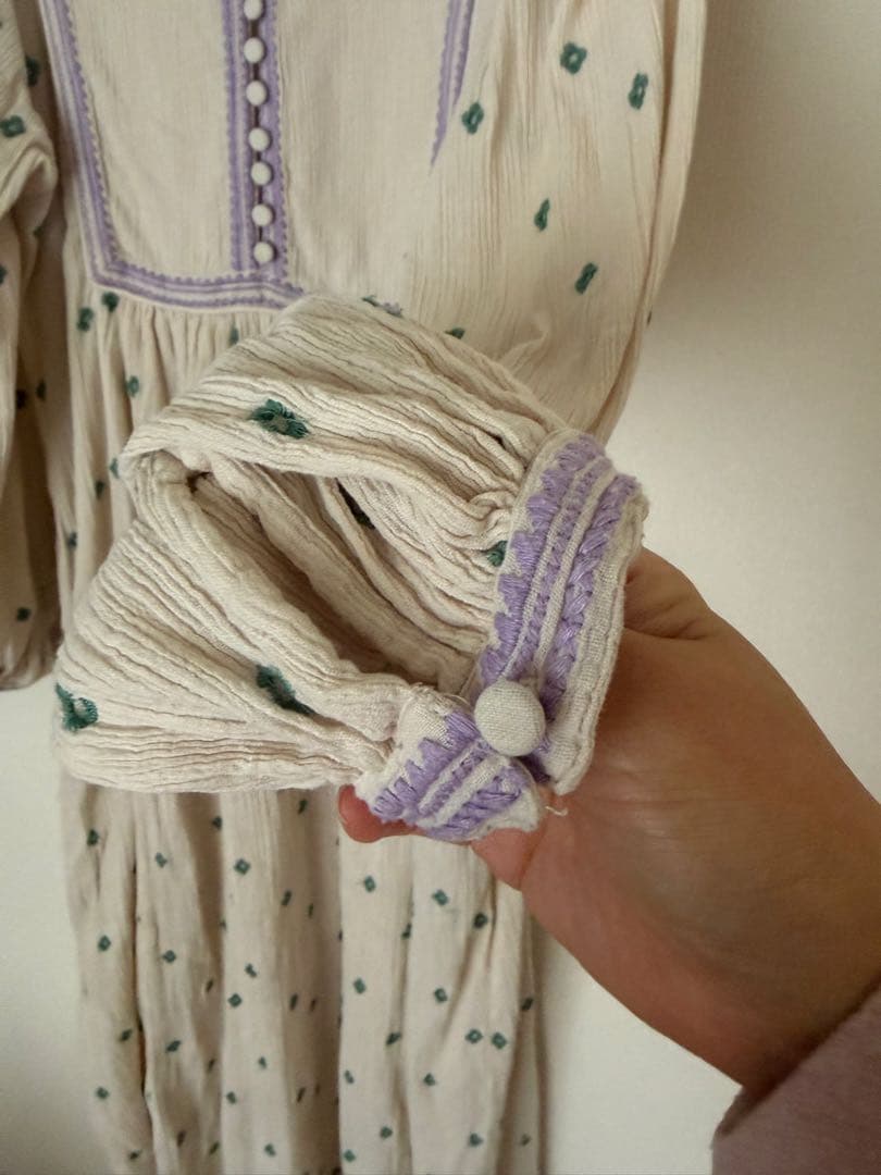ヌキテパ　刺繍入りベージュ長袖ワンピース