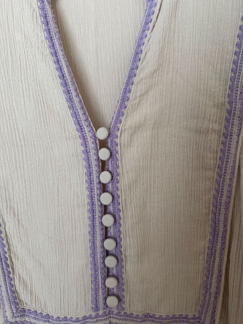 ヌキテパ　刺繍入りベージュ長袖ワンピース