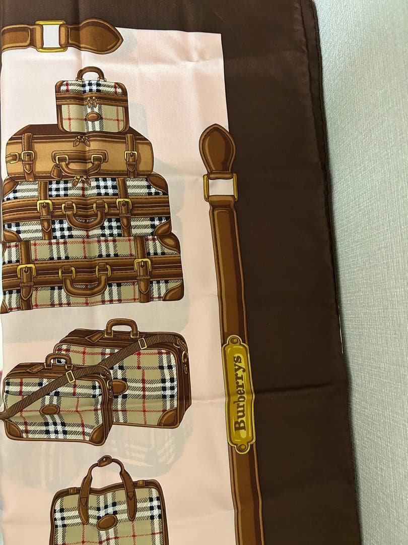 Burberry スーツケースデザイン シルクスカーフ