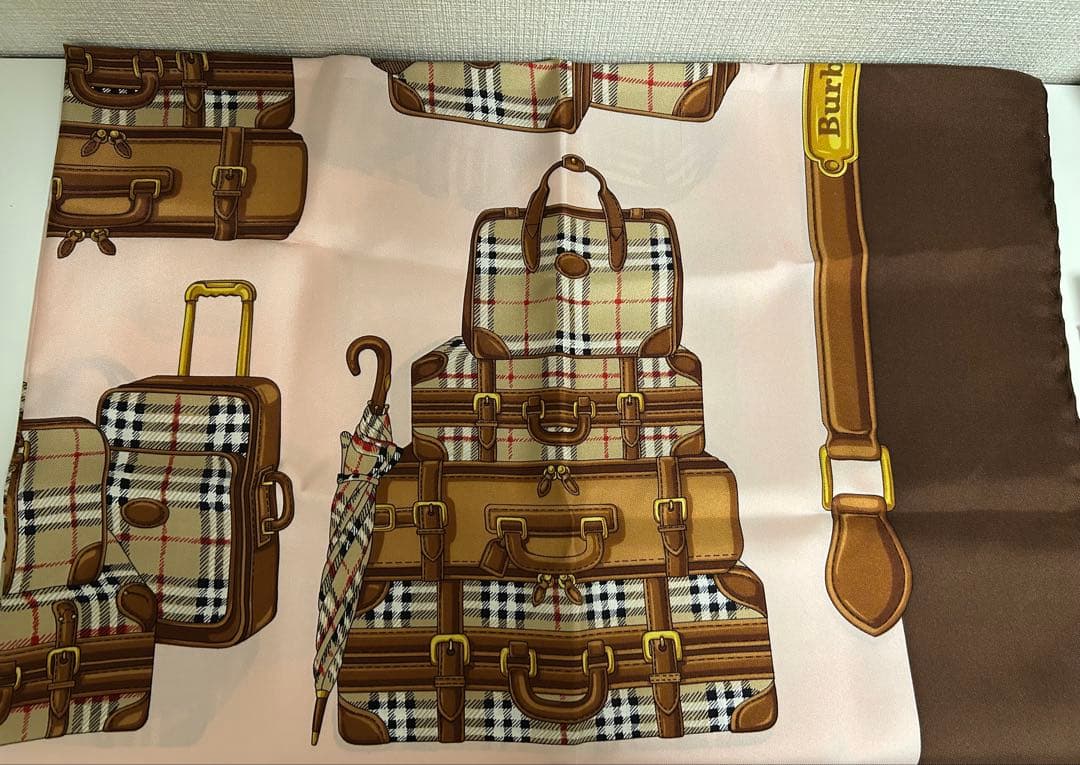 Burberry スーツケースデザイン シルクスカーフ