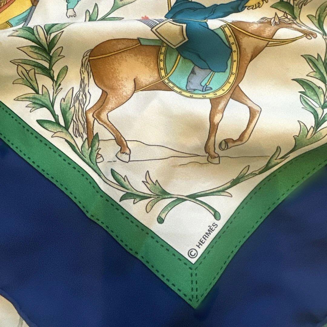 HERMES シルクスカーフ 現代市民の服装