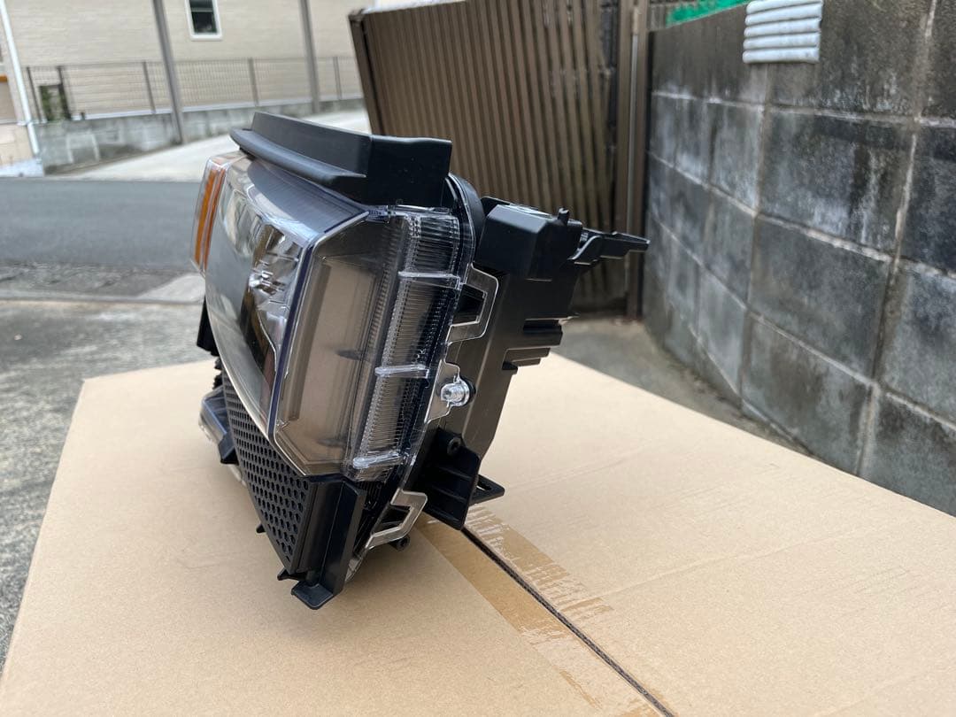ランドクルーザー 250/角目ヘッドライト(純正)