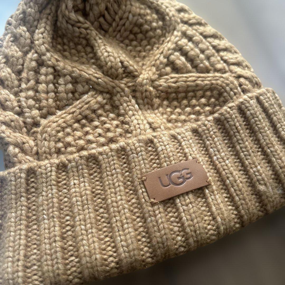 UGG チェスナット ポンポン付きニット帽 O/S