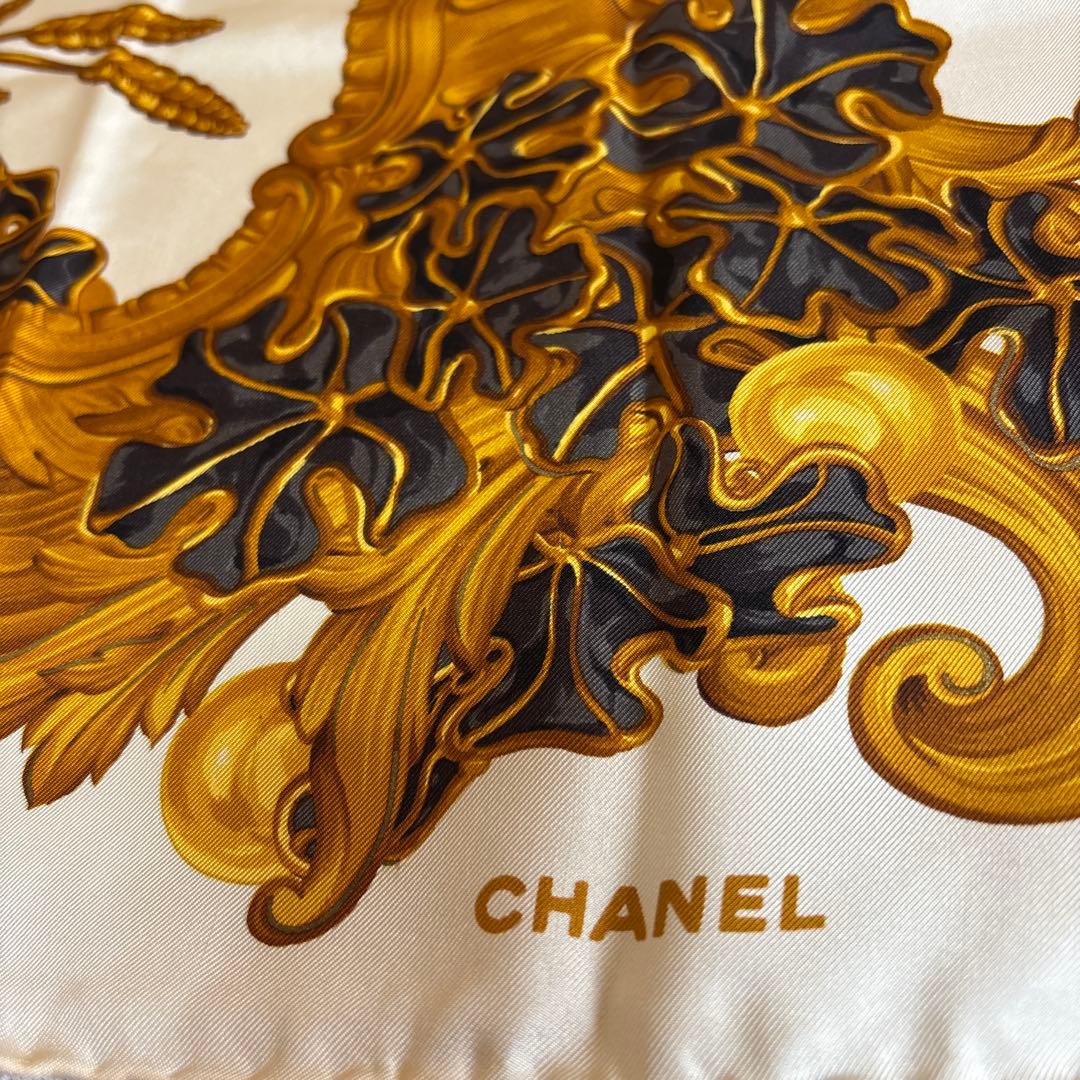 CHANEL シャネル　シルクスカーフ白系×ゴールド×ブラック