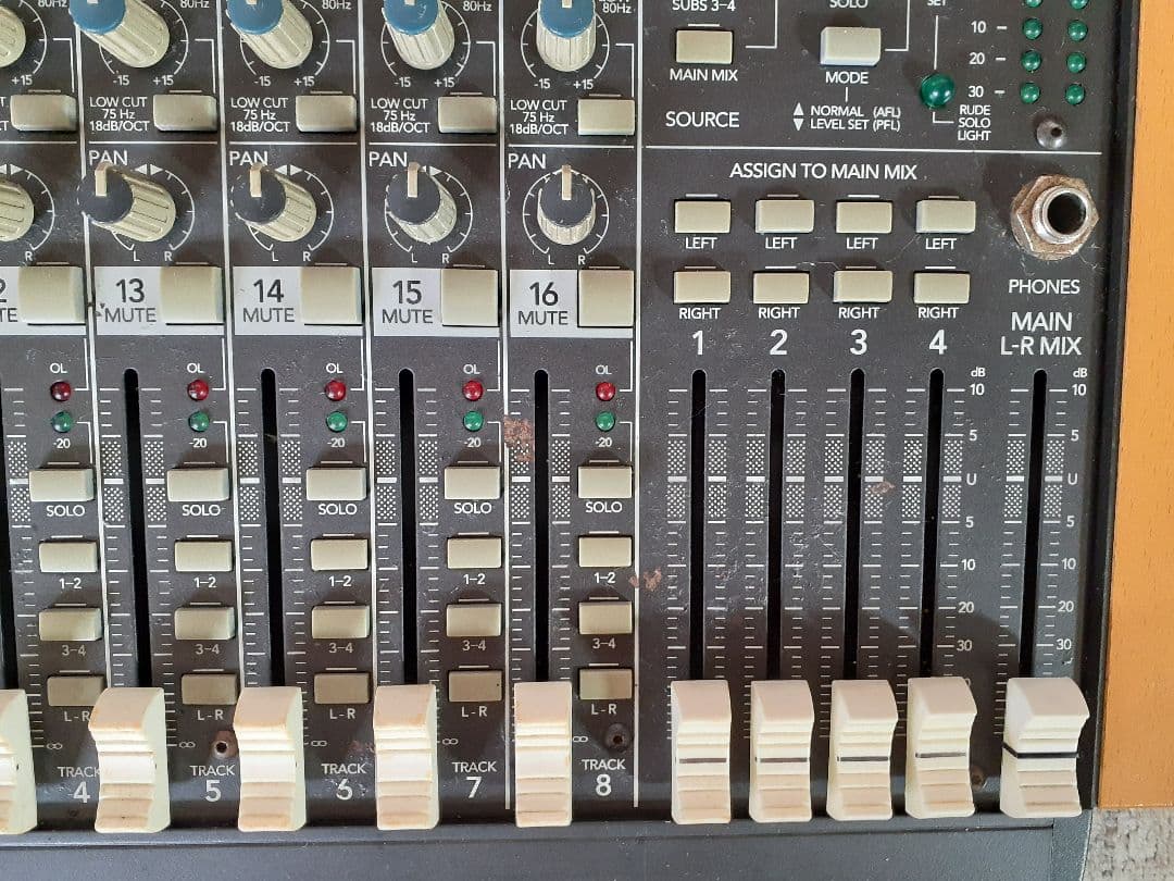 MACKIE.CR1604-VLZミキサー、動作品。ツマミにキバミありです。。