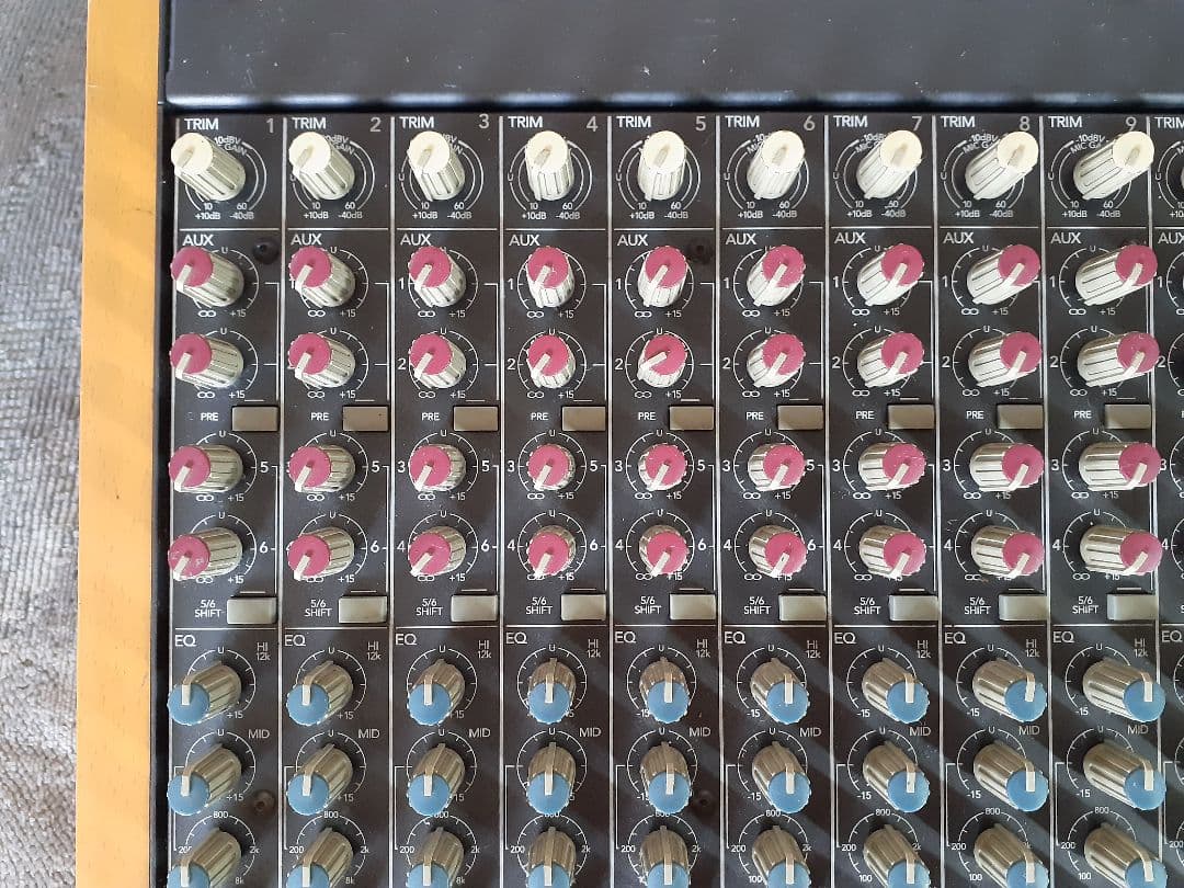 MACKIE.CR1604-VLZミキサー、動作品。ツマミにキバミありです。。