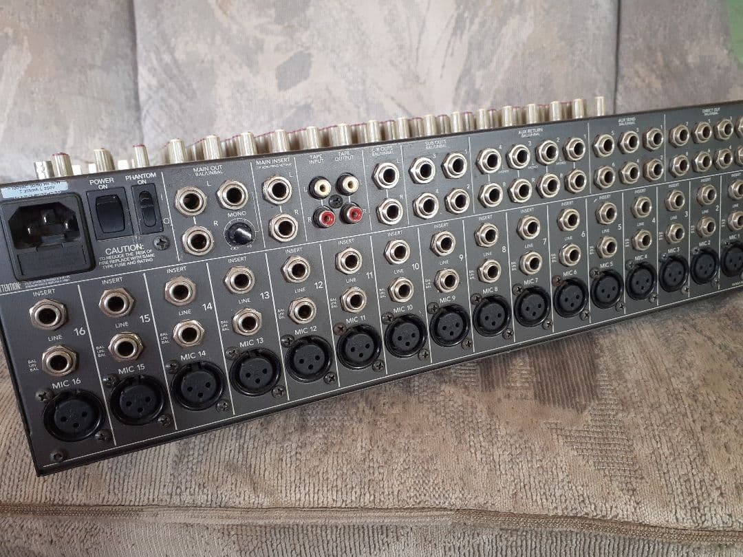 MACKIE.CR1604-VLZミキサー、動作品。ツマミにキバミありです。。