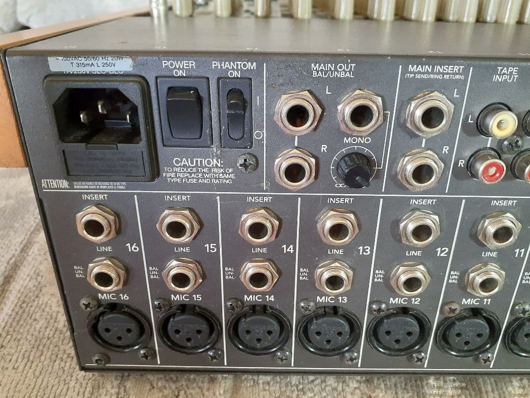 MACKIE.CR1604-VLZミキサー、動作品。ツマミにキバミありです。。