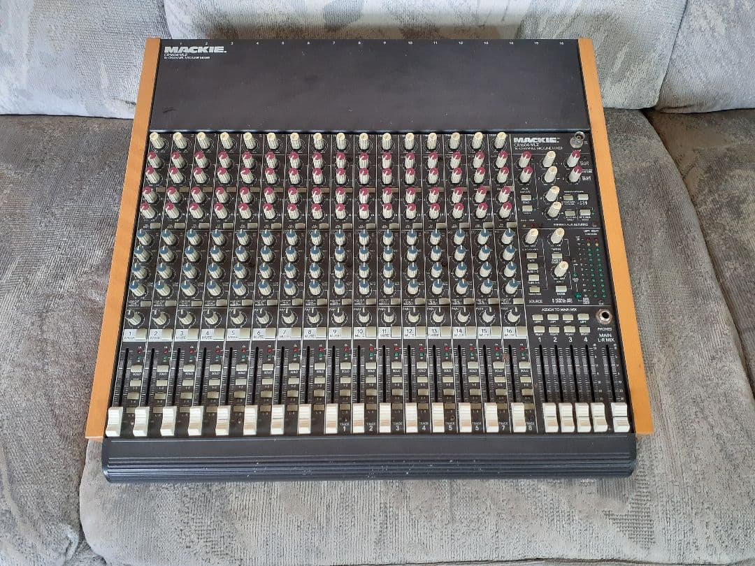 MACKIE.CR1604-VLZミキサー、動作品。ツマミにキバミありです。。
