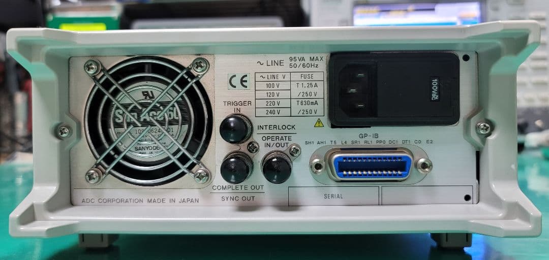 精密直流 電圧/電流発生器 ADVANTEST R6240A 0V-15V 4A