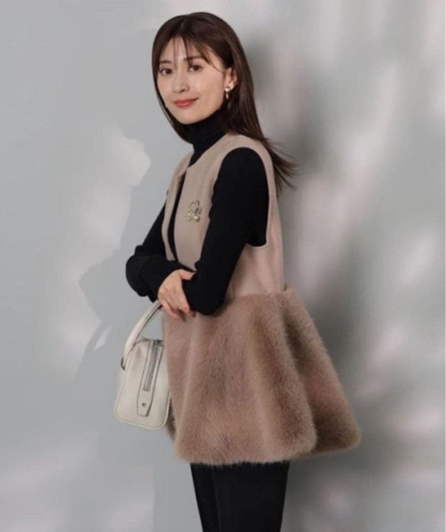 ぷ*ぅ様 タグ付き✨アプワイザーリッシェ　ペプラムファーリバージレ　キャメル