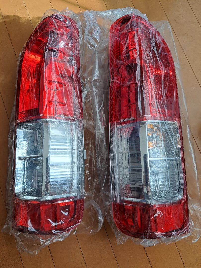 【キー防】ハイエース200系 純正テールランプ 新車外し 左右セット