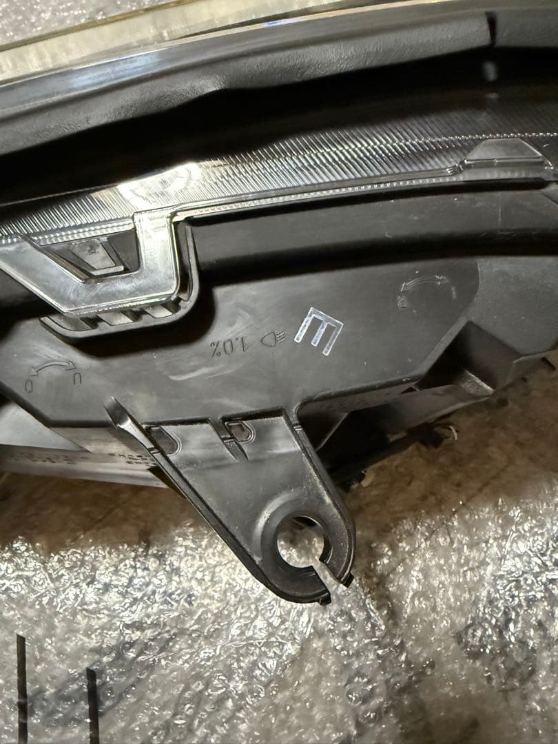 RAV4 純正ヘッドライト 右 補修歴なし。ラブフォー