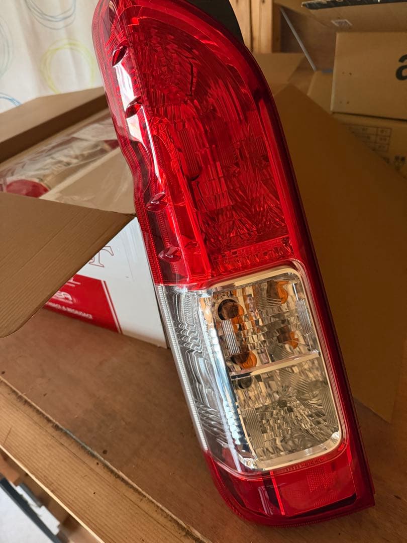 ハイエース純正テールライト　新車外し品