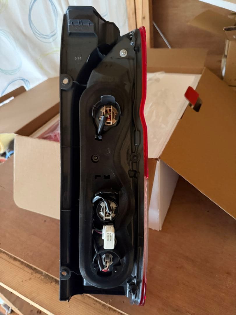 ハイエース純正テールライト　新車外し品