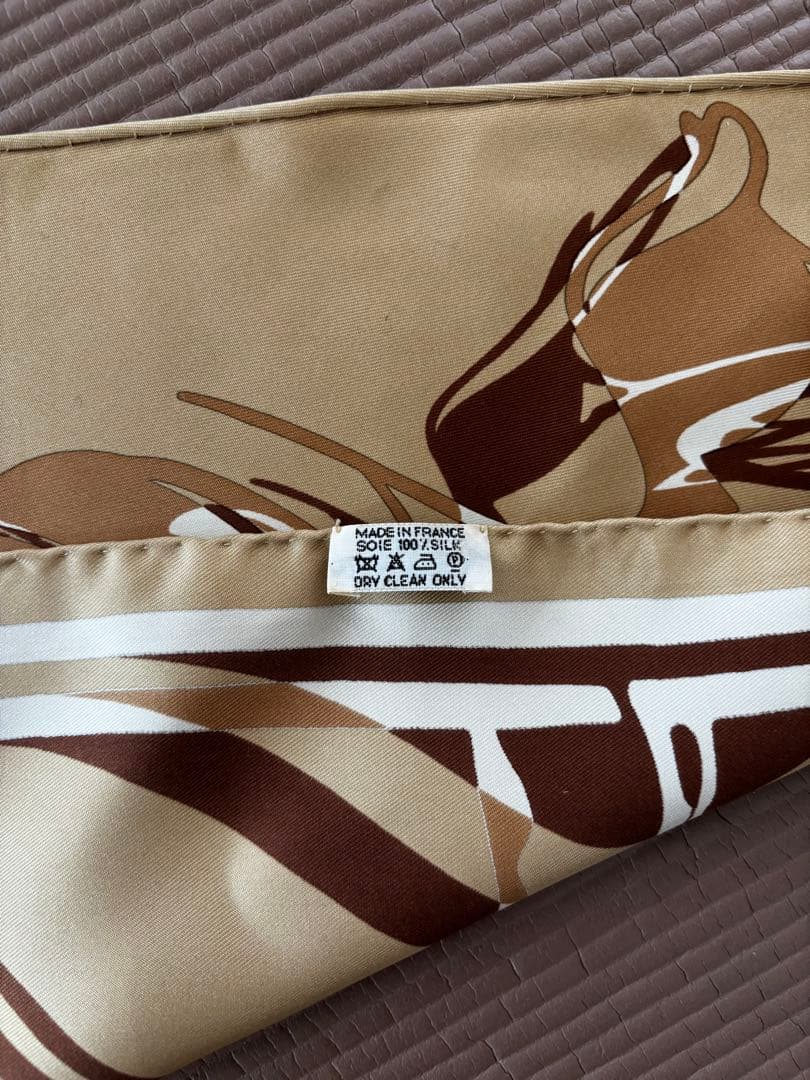 HERMES 三角シルクスカーフ