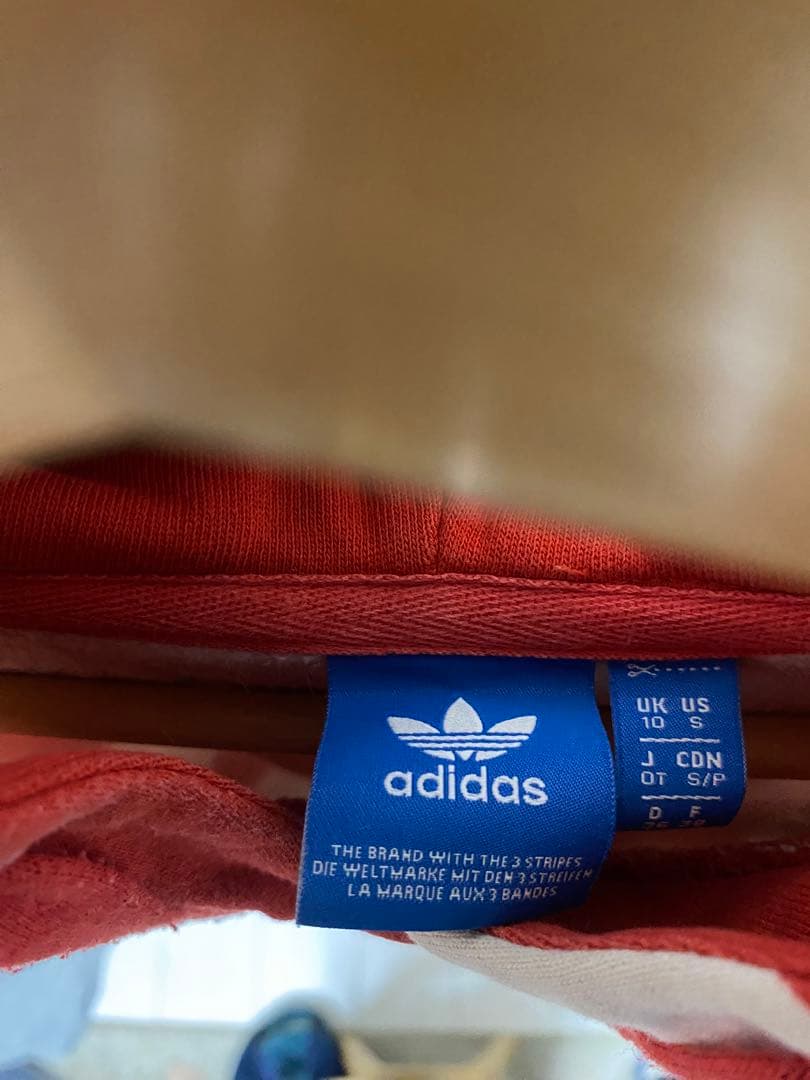 「adidas Originals 総柄パーカー」