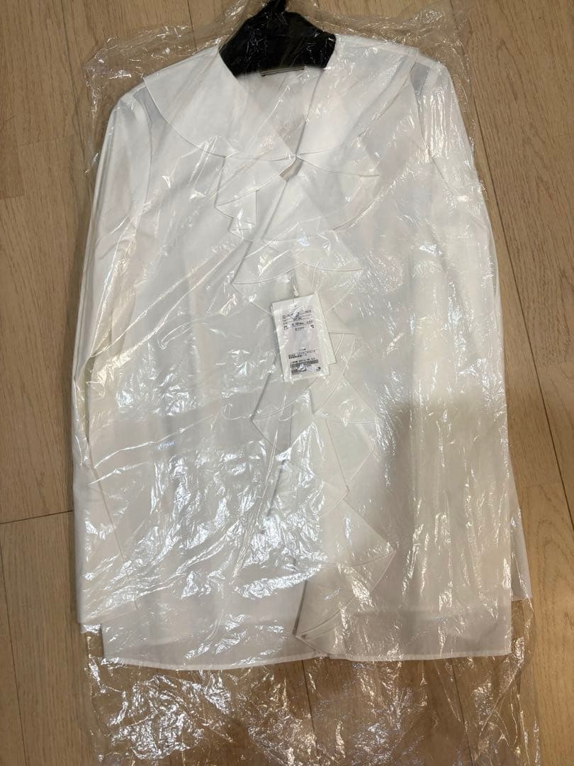 【新品未使用】ユナイテッドアローズ　ラッフルフリルブラウス　オフホワイト　フリー