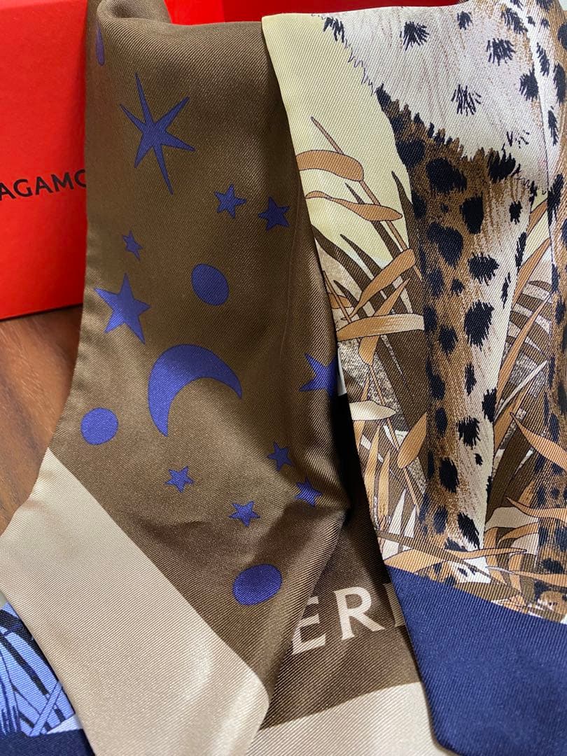 新春お値下げ中⭐︎新品Ferragamoバンドゥ・スカーフ・Day & Night