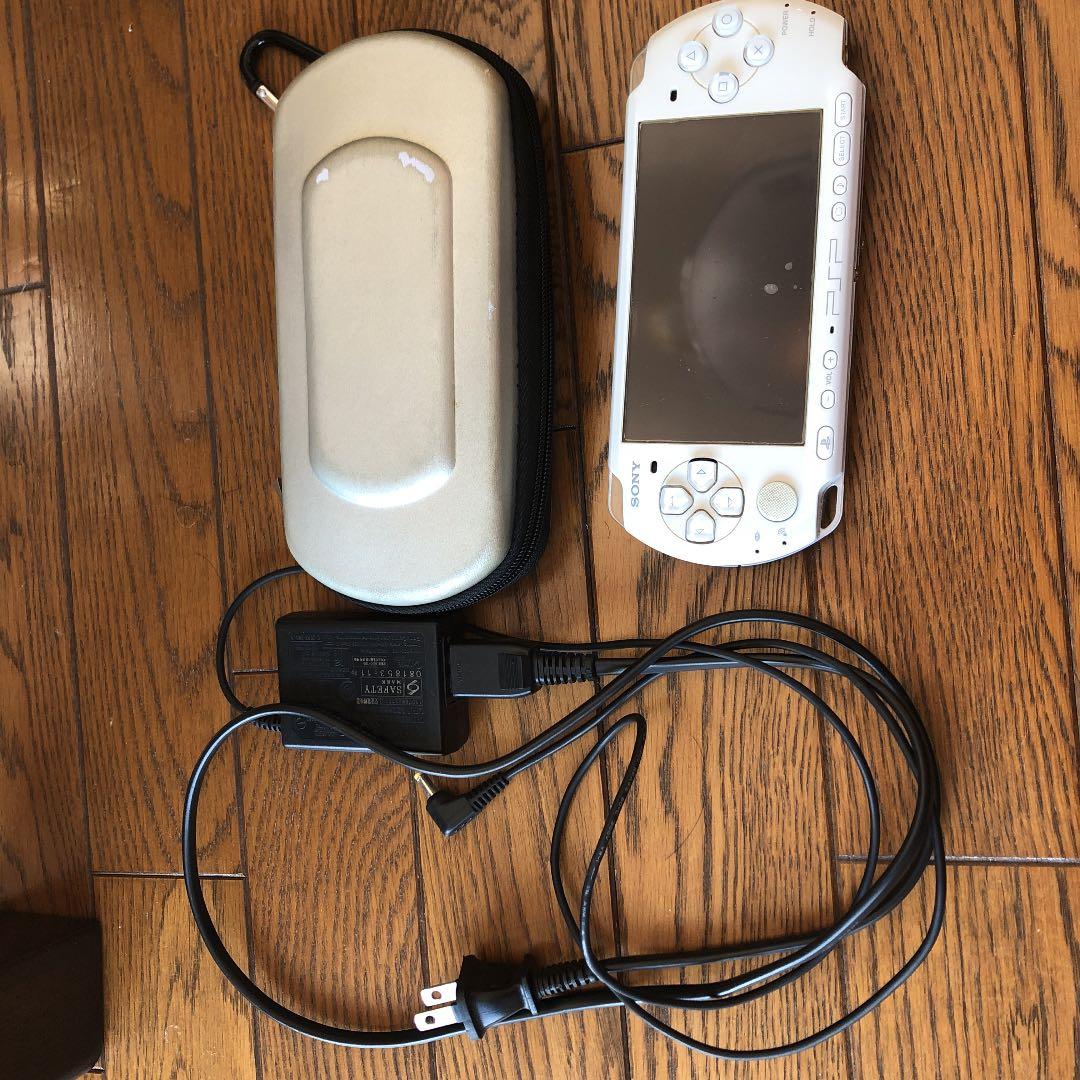 PSP本体、充電器、カセット7つ
