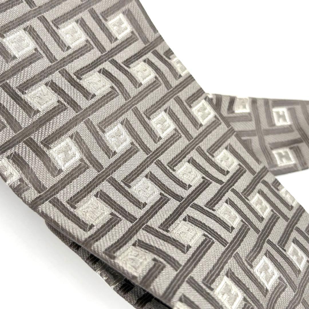 【タグ付未使用】FENDI シルクネクタイ ズッカ柄 幾何学模様 刺繍 シルバー