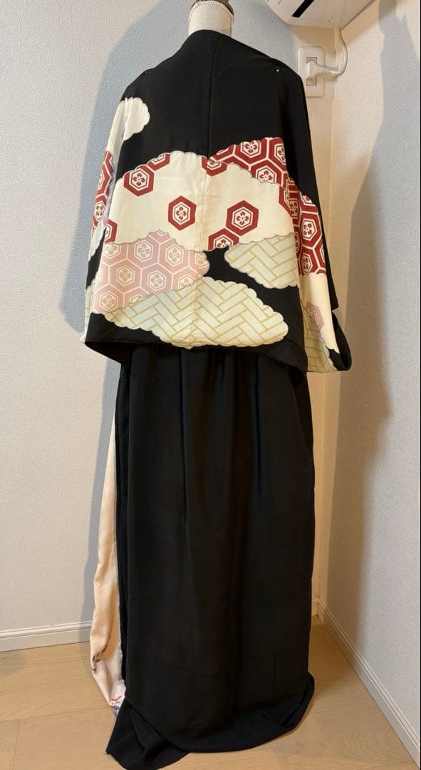 【みんみん】黒留袖リメイクワンピース ― 金銀糸刺繍 吉祥花と扇文様