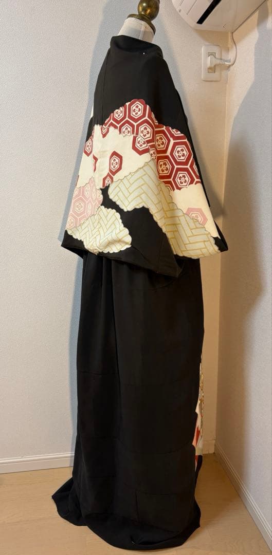 【みんみん】黒留袖リメイクワンピース ― 金銀糸刺繍 吉祥花と扇文様