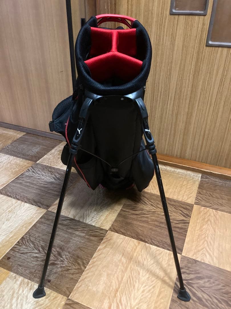 プーマ　スタンド軽量ショルダーキャディーバッグ　ブラックxレッド