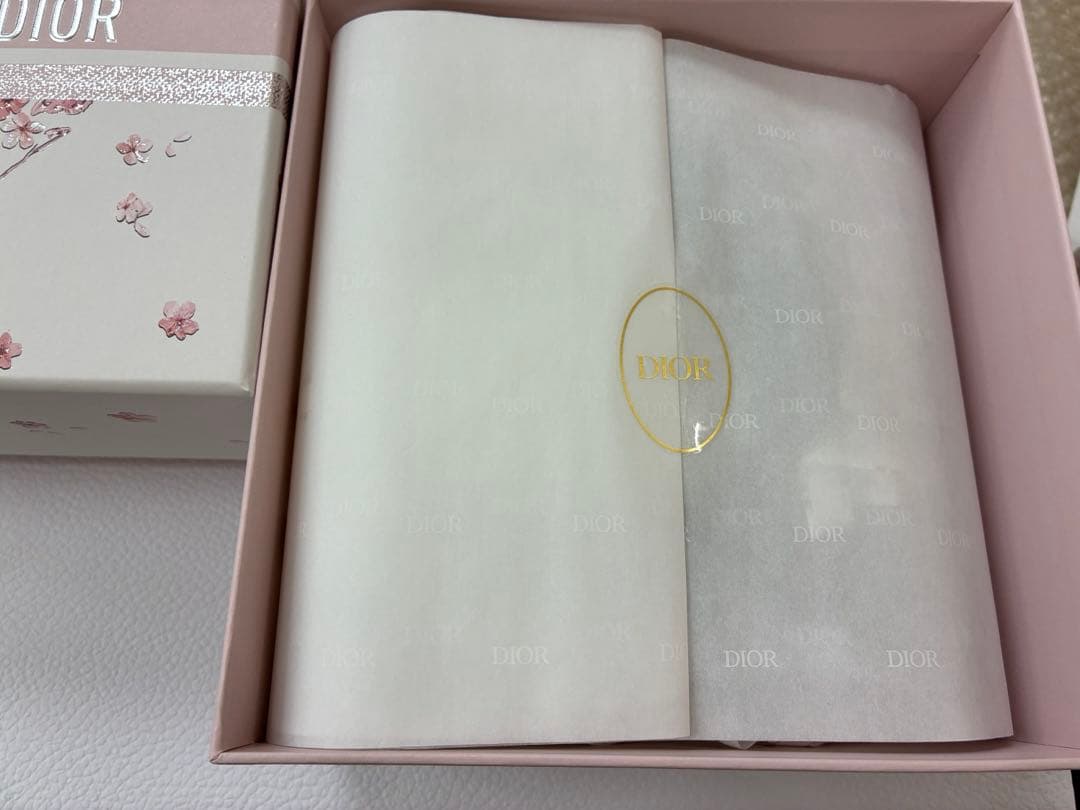 最新　限定　Dior ディオール ギフトボックス　箱　蝶と花　10個