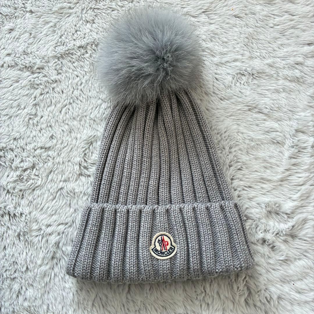 【お値下げ】MONCLER グレー ファー付きニット帽　タグ、袋付き