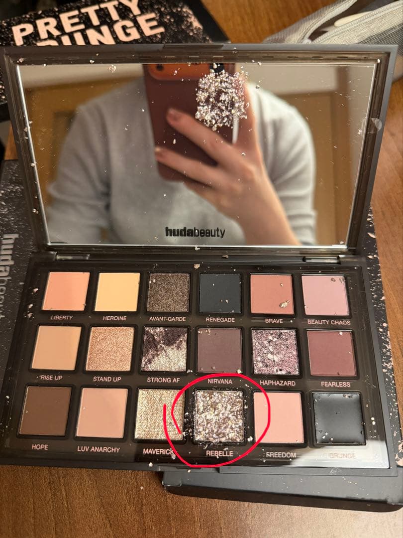 Huda beauty 新品未使用　アイシャドウパレット