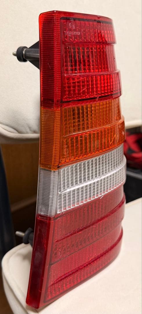 A*o様 ベンツ　W124/TE ワゴン用　テールランプ　右側　純正　美品