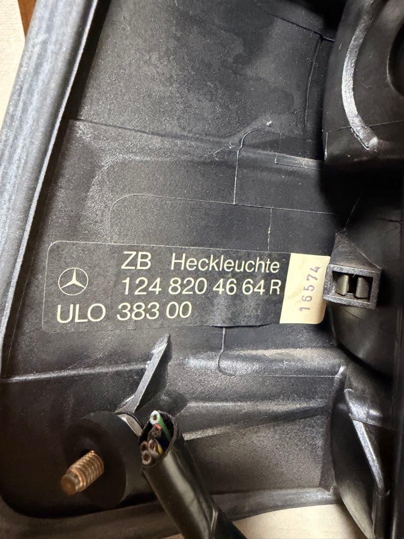 A*o様 ベンツ　W124/TE ワゴン用　テールランプ　右側　純正　美品
