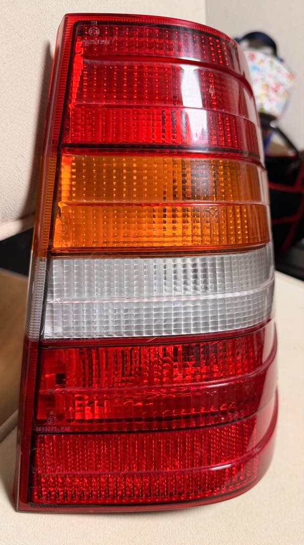 A*o様 ベンツ　W124/TE ワゴン用　テールランプ　右側　純正　美品