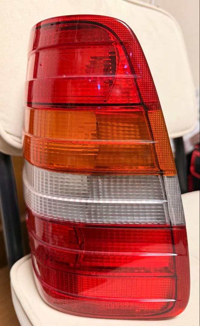 A*o様 ベンツ　W124/TE ワゴン用　テールランプ　右側　純正　美品