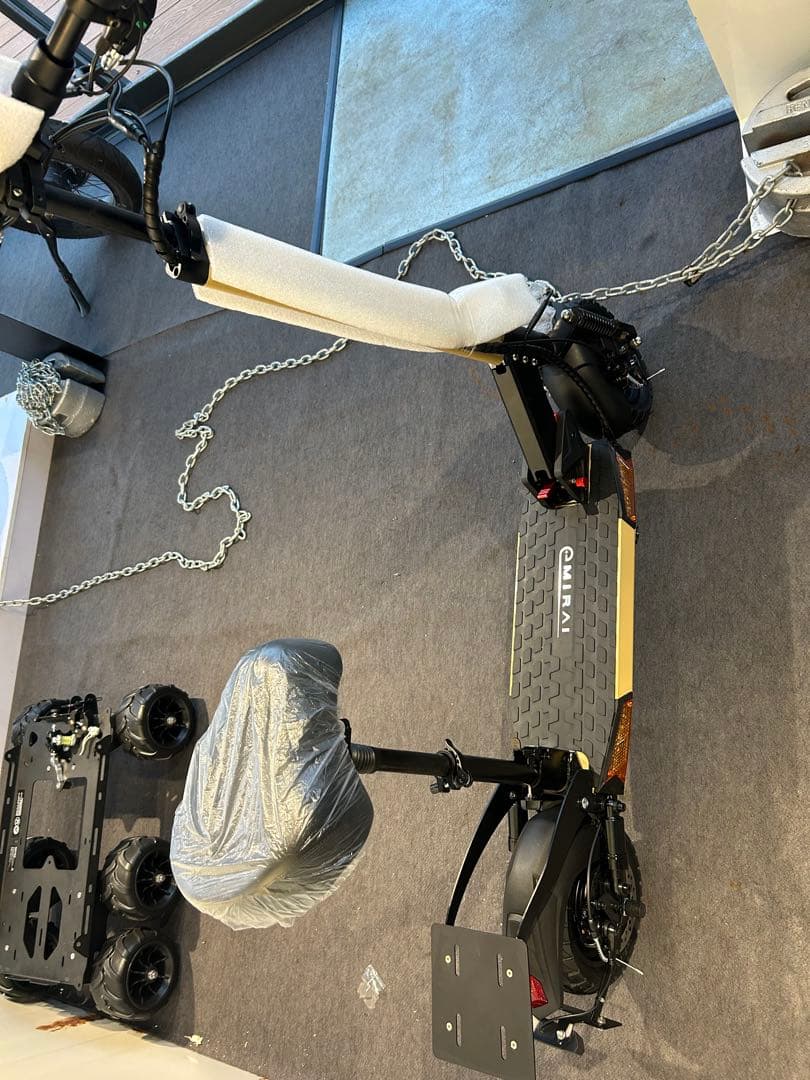 日本製EVスクーター　一台サンドベージュ　サドル付き展示車