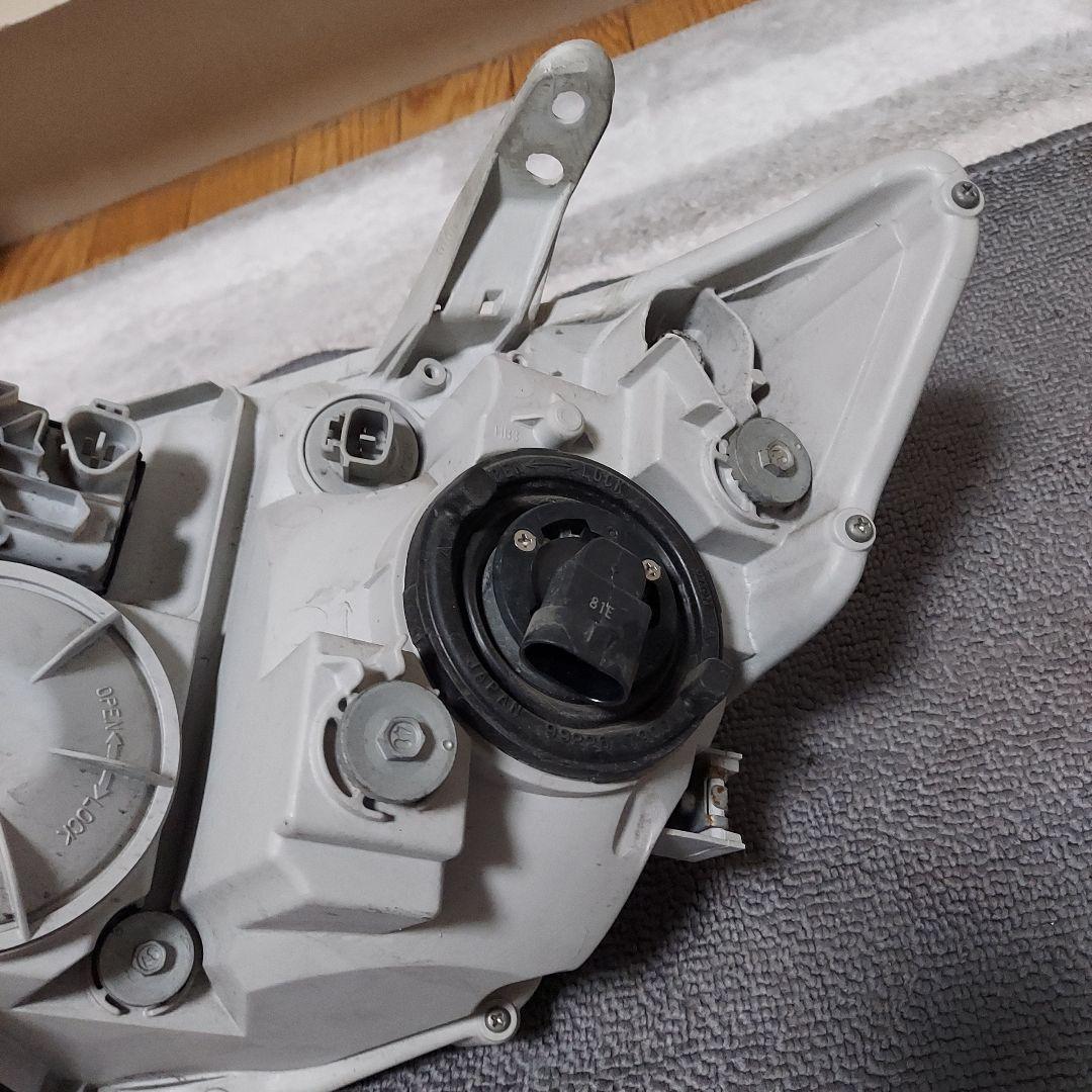 トヨタ 純正 ZNE141G フィルダー HID ヘッドライト 12-526
