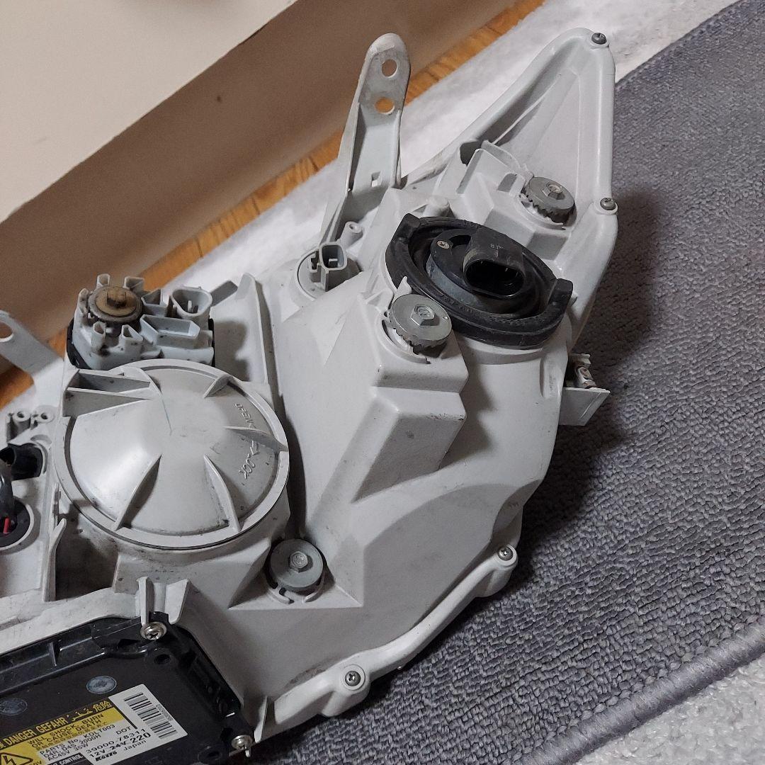 トヨタ 純正 ZNE141G フィルダー HID ヘッドライト 12-526