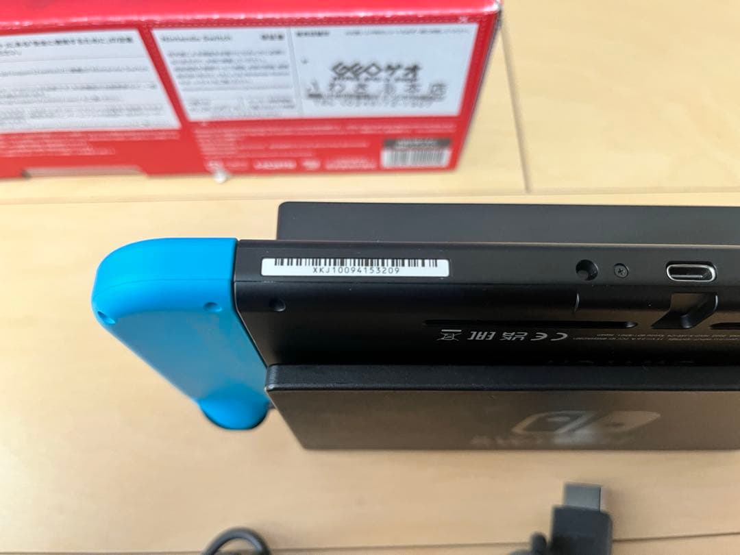 【美品】Nintendo Switch ネオンブルー/ネオンレッド 本体