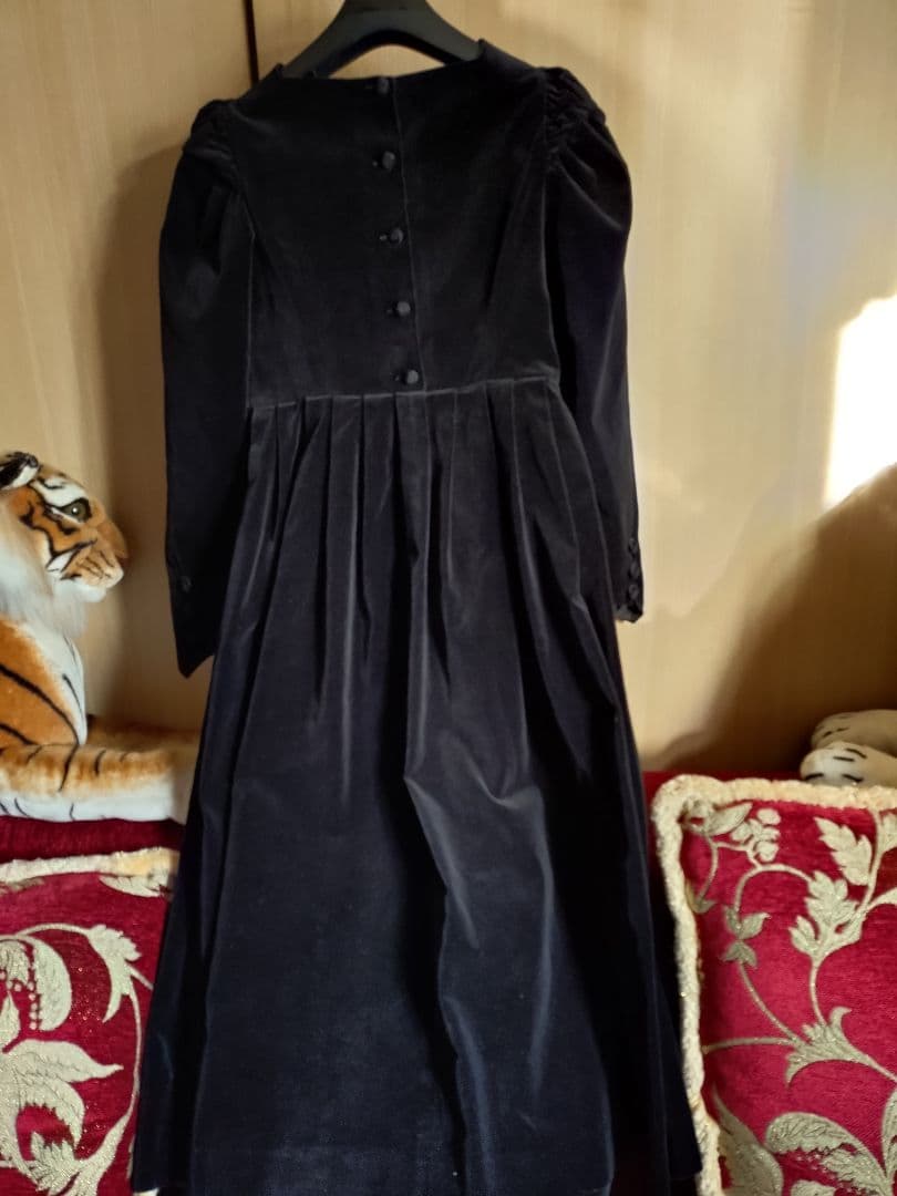美品 ローラアシュレイ 黒ベルベット(別珍に近い)長袖ロングワンピース
