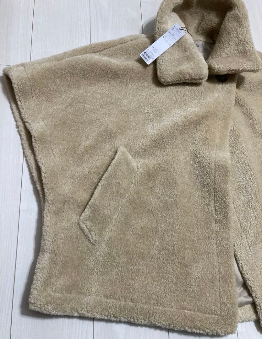 【新品】COCODEAL デディーベア風ボアケープコート　ポンチョ　ベージュ