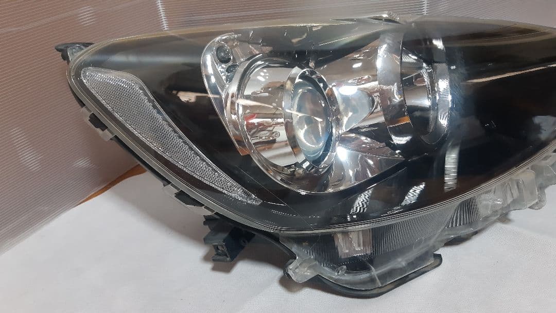 TOYOTAアクアヘッドライト右